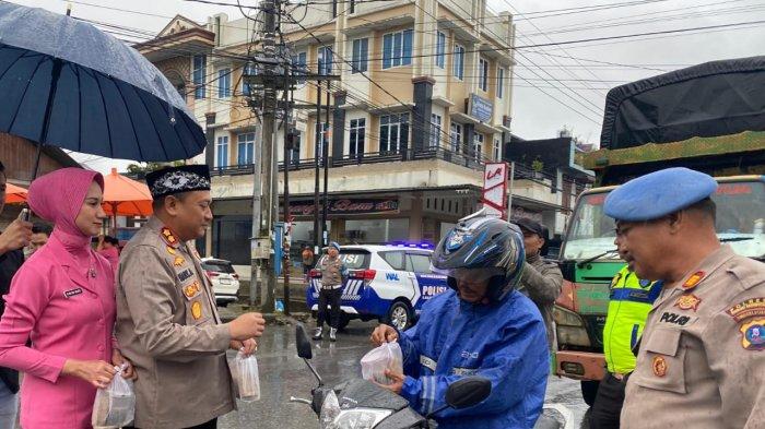 Indahnya berbagi, kapolres humbahas dan jajaran santuni warga dengan takjil