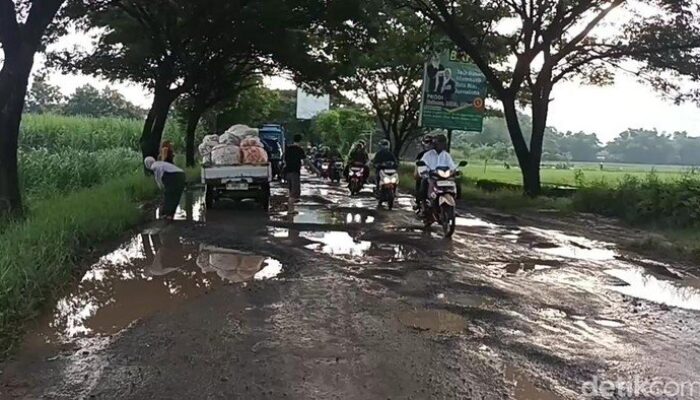 Jalan Alternatif Pati-Rembang Berlubang dan Bergelombang, Sulit Dilalui