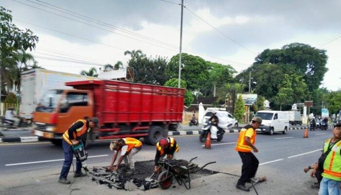 Jalan Berlubang di Desa Kraguman Klaten Mulai Diperbaiki