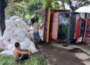 Hindari Jalan Rusak, Truk di Winong Pati Terguling dan Tumpahkan Kotoran Ayam