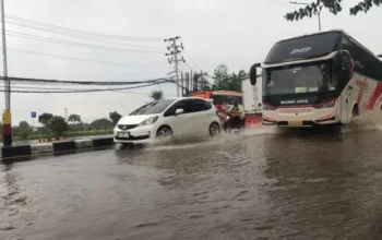 Jalan solo semarang km 14 bangak tergenang 30 cm akibat hujan