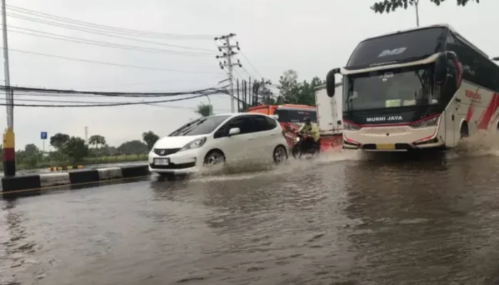 Jalan Solo-Semarang Km 14 Bangak Tergenang 30 Cm Akibat Hujan Deras