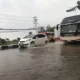 Jalan solo semarang km 14 bangak tergenang 30 cm akibat hujan