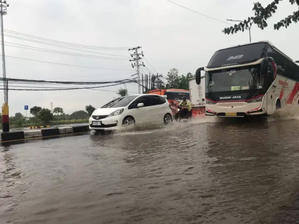 Jalan solo semarang km 14 bangak tergenang 30 cm akibat hujan