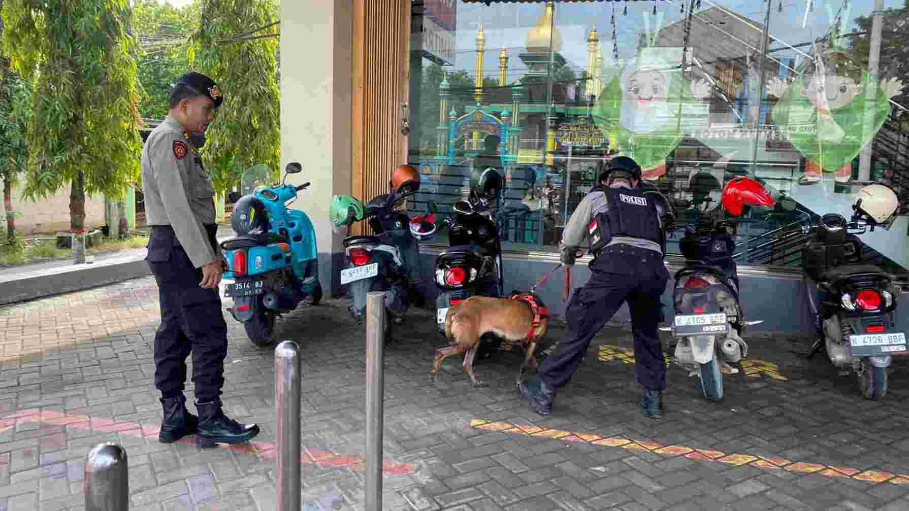 Jelang hari besar, sterilisasi mal di grobogan diperketat dengan anjing