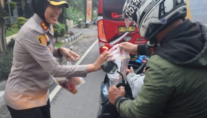 Jelang Maghrib, Kapolres Semarang dan Anggota Bagikan Takjil ke Warga