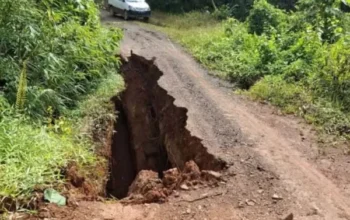 Jembatan penghubung di desa karang mas lamandau ambrol akibat hujan