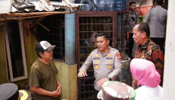 Kapolda Metro Jaya Kunjungi Pengungsian Warga Terdampak Banjir di Pancoran