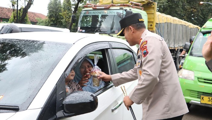 Kapolres grobogan bagikan ratusan takjil gratis untuk pengguna jalan