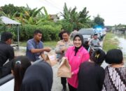 Kapolres grobogan bagikan takjil dan nasi kotak di tengah banjir