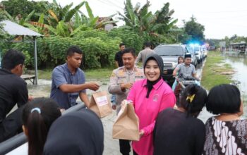 Kapolres grobogan bagikan takjil dan nasi kotak di tengah banjir