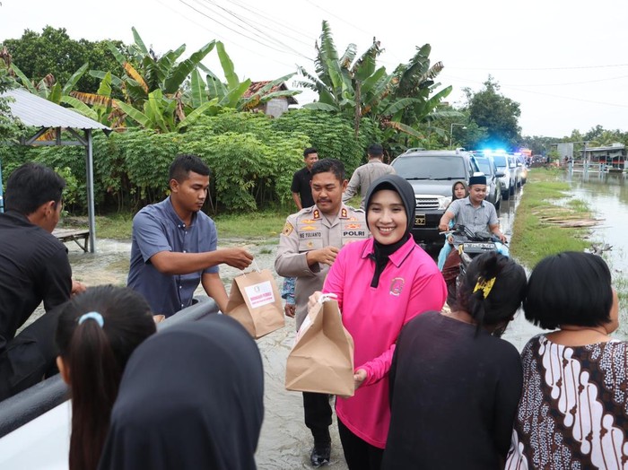 Kapolres grobogan bagikan takjil dan nasi kotak di tengah banjir