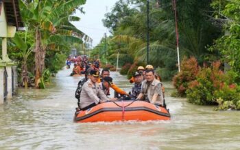 Kapolres grobogan dan gubernur jateng bersama sama cek kondisi korban banjir