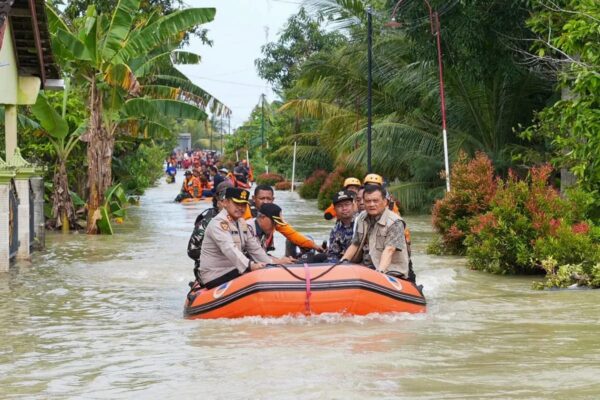 Kapolres grobogan dan gubernur jateng bersama sama cek kondisi korban banjir