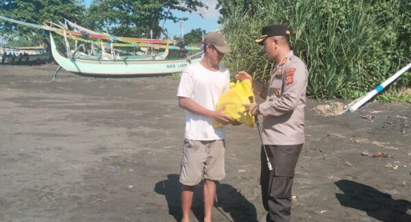 Kapolres Jembrana Bagikan Bantuan Sosial Dalam Program Minggu Kasih