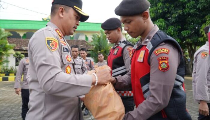 Kapolres Jembrana Serahkan Bingkisan untuk Bintara Remaja dan PHL