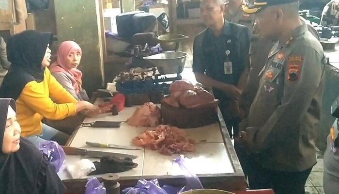 Pedagang Pasar Kajen Sampaikan Curhatan ke Kapolres Pekalongan Saat Inspeksi