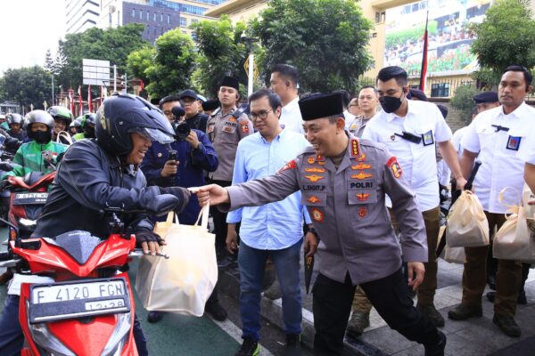 Kapolri turun langsung berbagi takjil, warga sambut antusias