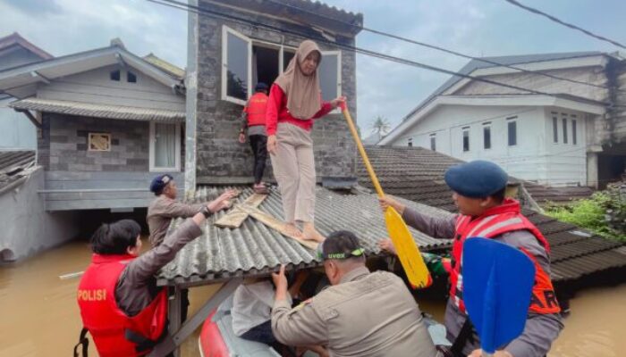 Kapolsek Pesanggrahan Evakuasi Warga Terjebak Banjir di Lantai Dua