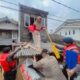 Kapolsek pesanggrahan evakuasi warga terjebak banjir di lantai dua