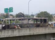 Kebakaran Hebat, Bus PO Haryanto Hangus di Tol Simpang Susun Krapyak Semarang