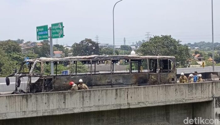 Kebakaran Hebat, Bus PO Haryanto Hangus di Tol Simpang Susun Krapyak Semarang