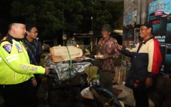 Kebersamaan polresta malang kota dan mahasiswa dalam sahur on the