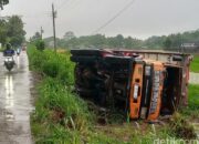 Kehilangan kendali, truk dump jumbo terguling di sawah gatak klaten