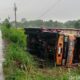 Kehilangan kendali, truk dump jumbo terguling di sawah gatak klaten