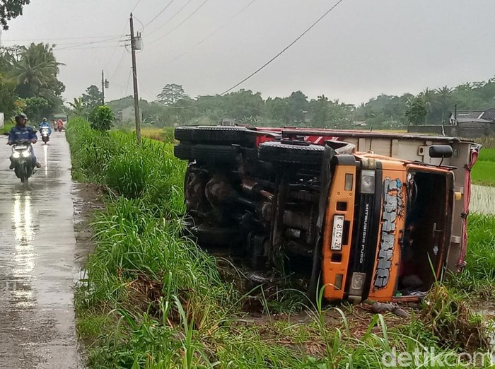 Kehilangan kendali, truk dump jumbo terguling di sawah gatak klaten