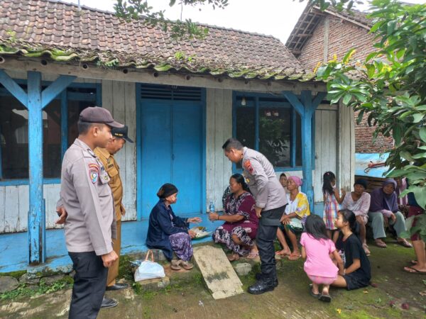 Kepedulian polri: anggota polres batang bantu lansia tersesat kembali ke