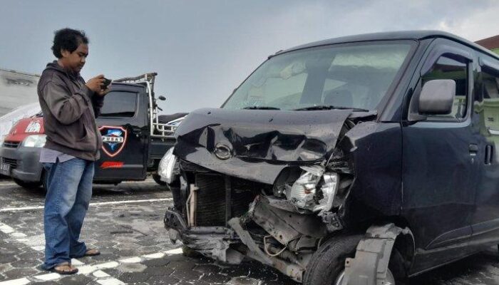 Laka Beruntun di Klaten, Minibus Lompati Median Usai Tabrakan dengan Truk Boks