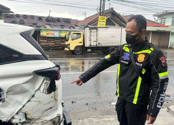 Laka beruntun di sokaraja banyumas dipicu pecah ban