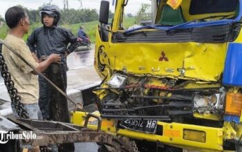 Laka lantas di exit tol polanharjo klaten, bus mira tabrak