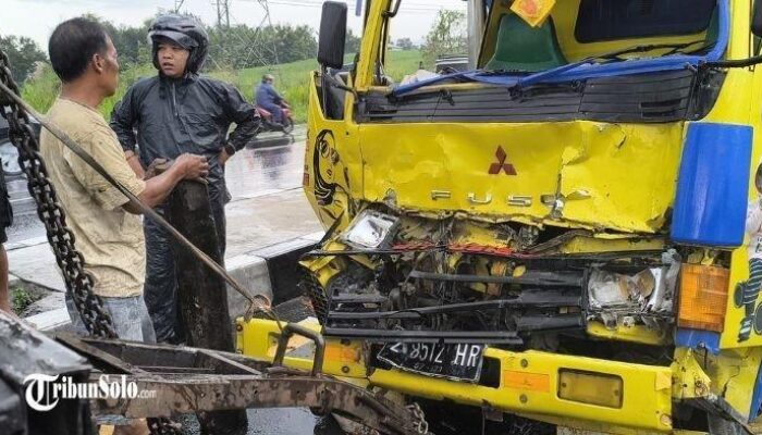 Kecelakaan di Exit Tol Polanharjo Klaten: Bus Mira Tabrak Truk, Sopir Terjepit