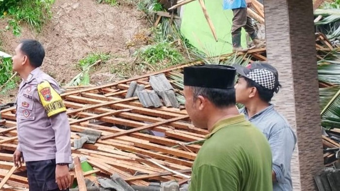 Longsor terjang ponpes al huda babakan cilacap, 50 santri terdampak