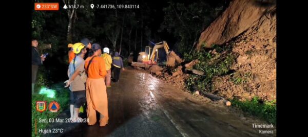 Longsor di ruas sawangan kaliwiro ganggu arus lalu lintas