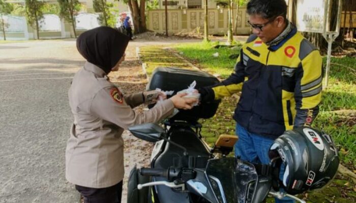 Maknai Ramadan, Biro SDM Polda Kalteng Bagikan Ratusan Takjil Gratis