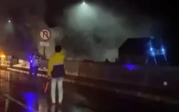 Mazda biante hangus terbakar di tol tembalang semarang