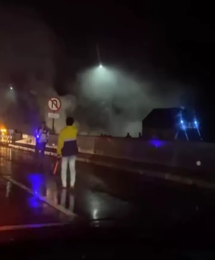 Mazda biante hangus terbakar di tol tembalang semarang