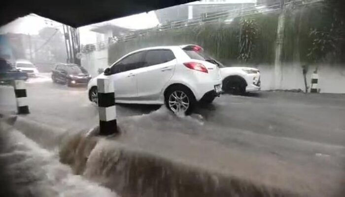 Hujan Deras, Sebuah Mobil Tersangkut Banjir di Sudimoro Malang