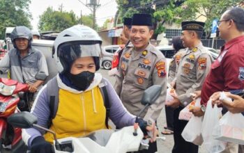 Momen kocak! emak emak di kendal salah paham, keluarkan sim saat