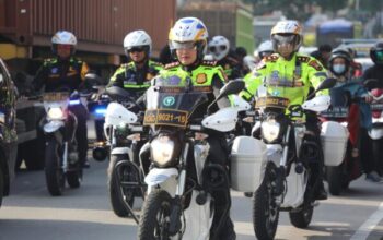 Naik motor, akbp ratna pantau langsung kondisi jalan di kabupaten