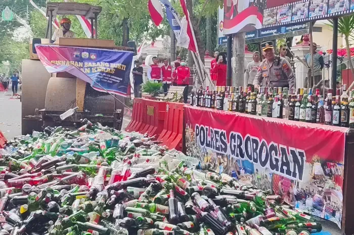 Operasi pekat di grobogan, polisi musnahkan ribuan botol miras secara