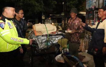 Patroli keamanan ramadan, polresta malang kota berbagi paket sahur untuk