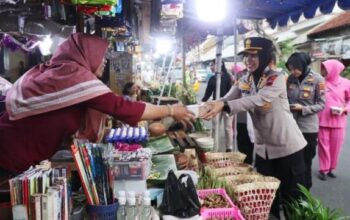 Patroli ngabuburit, kapolres magelang kota berbagi takjil dengan pengguna jalan