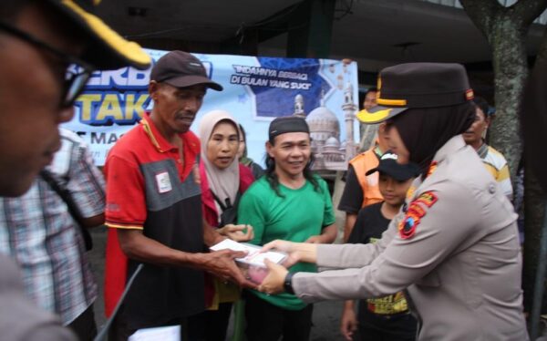 Patroli ramadhan, kapolres magelang kota dan bhayangkari berbagi ratusan takjil