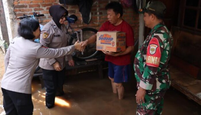 Peduli Korban Banjir, Polwan Salurkan Bantuan Snack dan Sembako di Kebon Jeruk