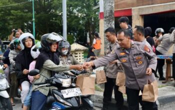 Peduli Masyarakat Berpuasa, Polda Kalteng Bagikan Ratusan Takjil Gratis Dii