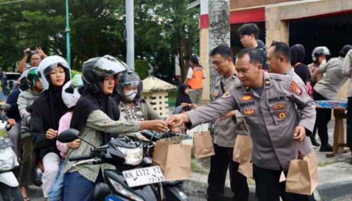 Peduli Masyarakat Berpuasa, Polda Kalteng Bagikan Ratusan Takjil Gratis dii Bundaran Besar